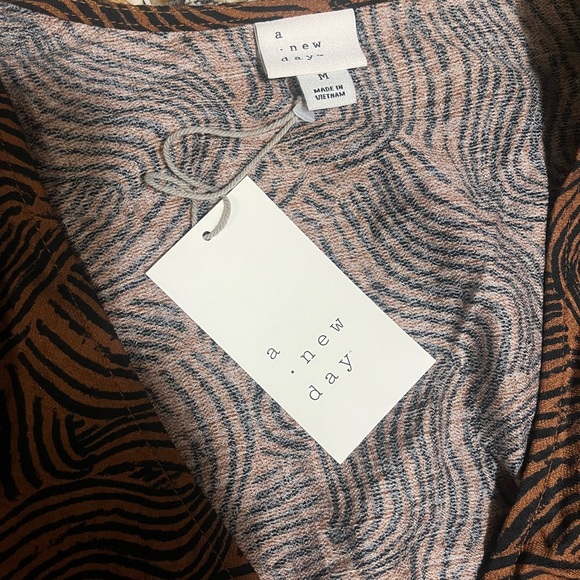 NEW A New Day Balloon Sleeve Twist Front Side Cut Out Top Sz M - Picture 6 of 7